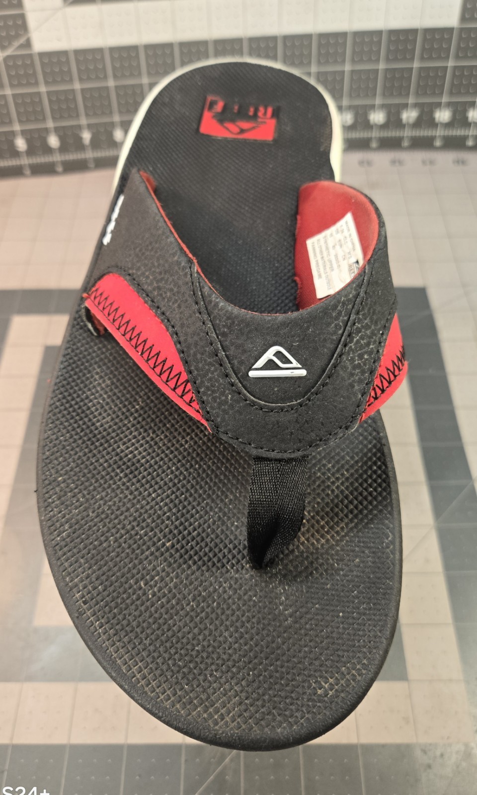 REEF Men’s Fanning Pregame Bottle Opener Flip Flops Black & Red Size 10