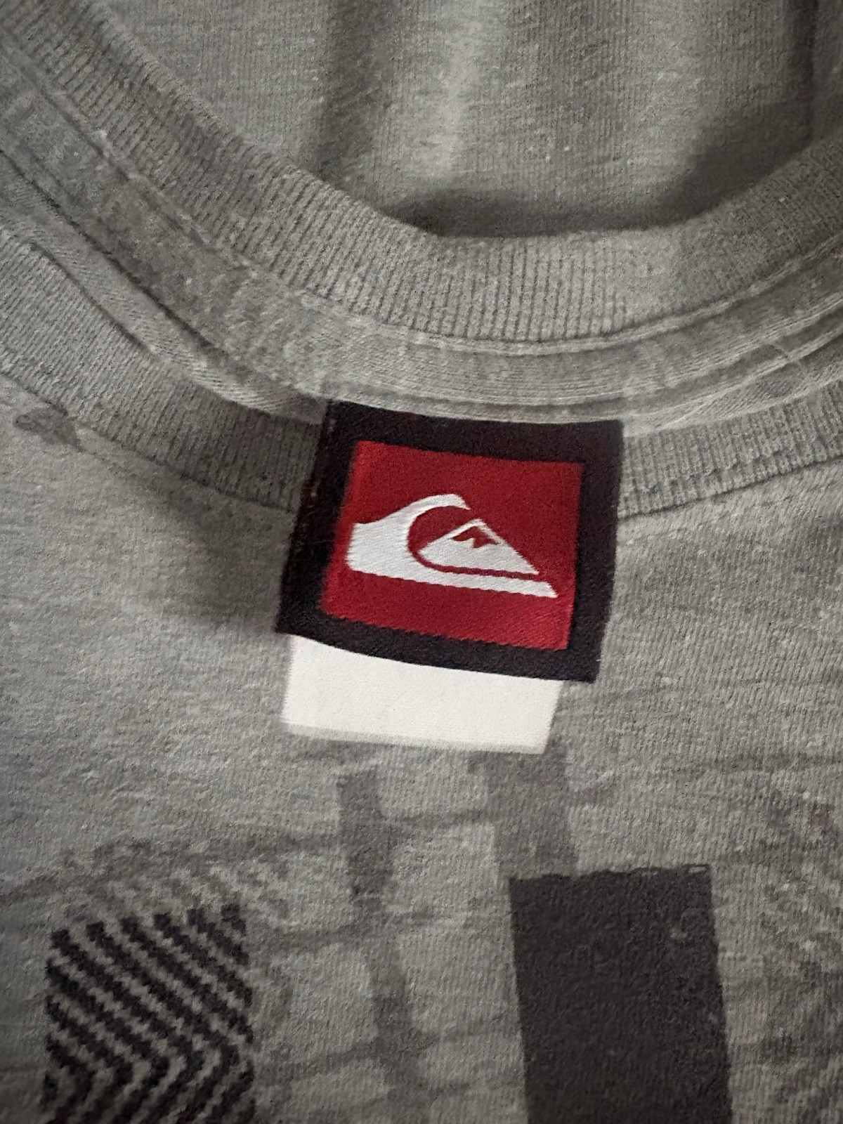 Vintage Grey Quiksilver T-Shirt Prominent Cross-Shaped Typographic Design