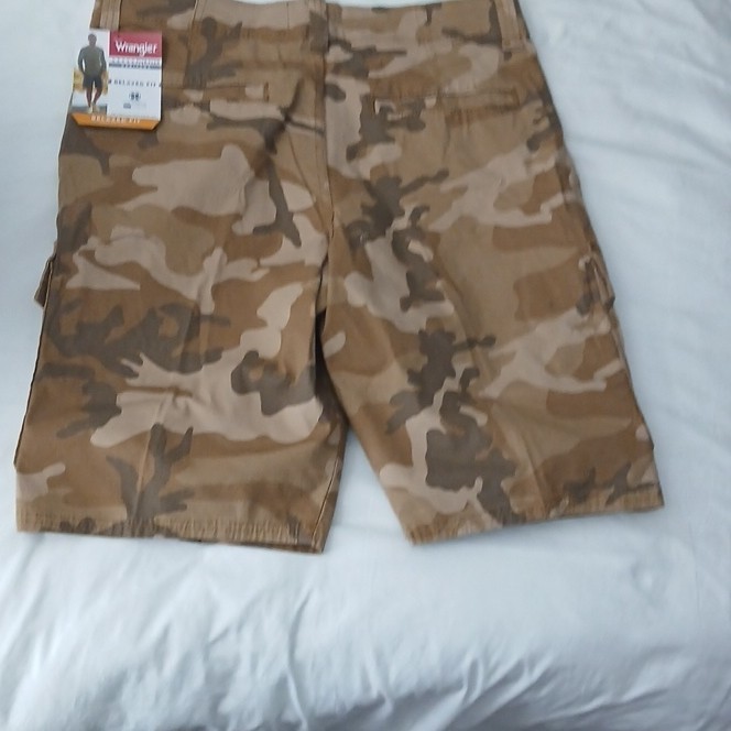 Wrangler Five Star Men’s Relaxed Fit Cargo Shorts Brown/Tan Camo 10″ Zip