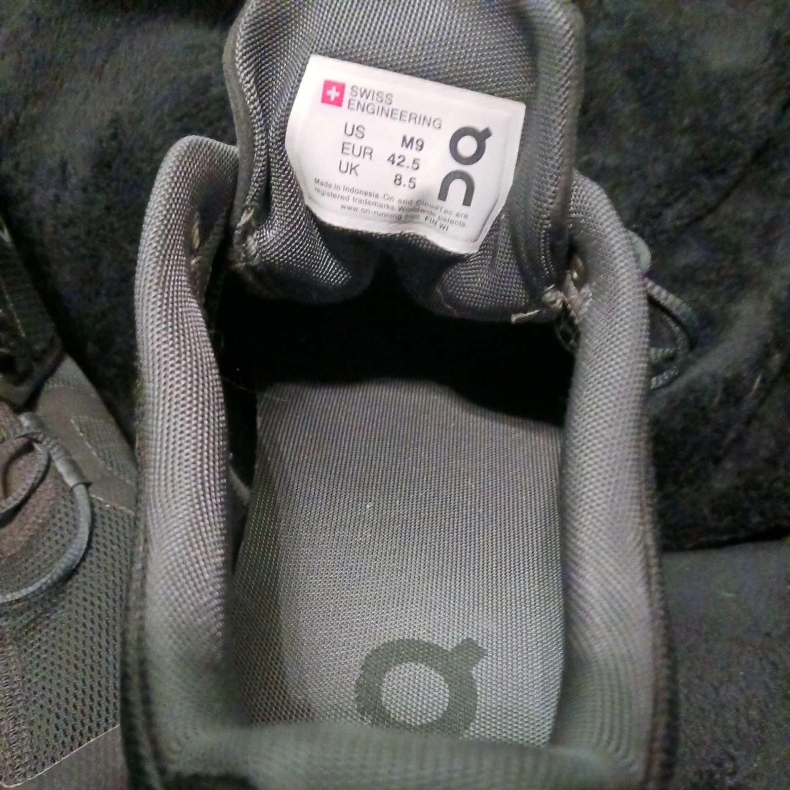 EUC Cloud /White_Black/White Size M9 Running Shoes