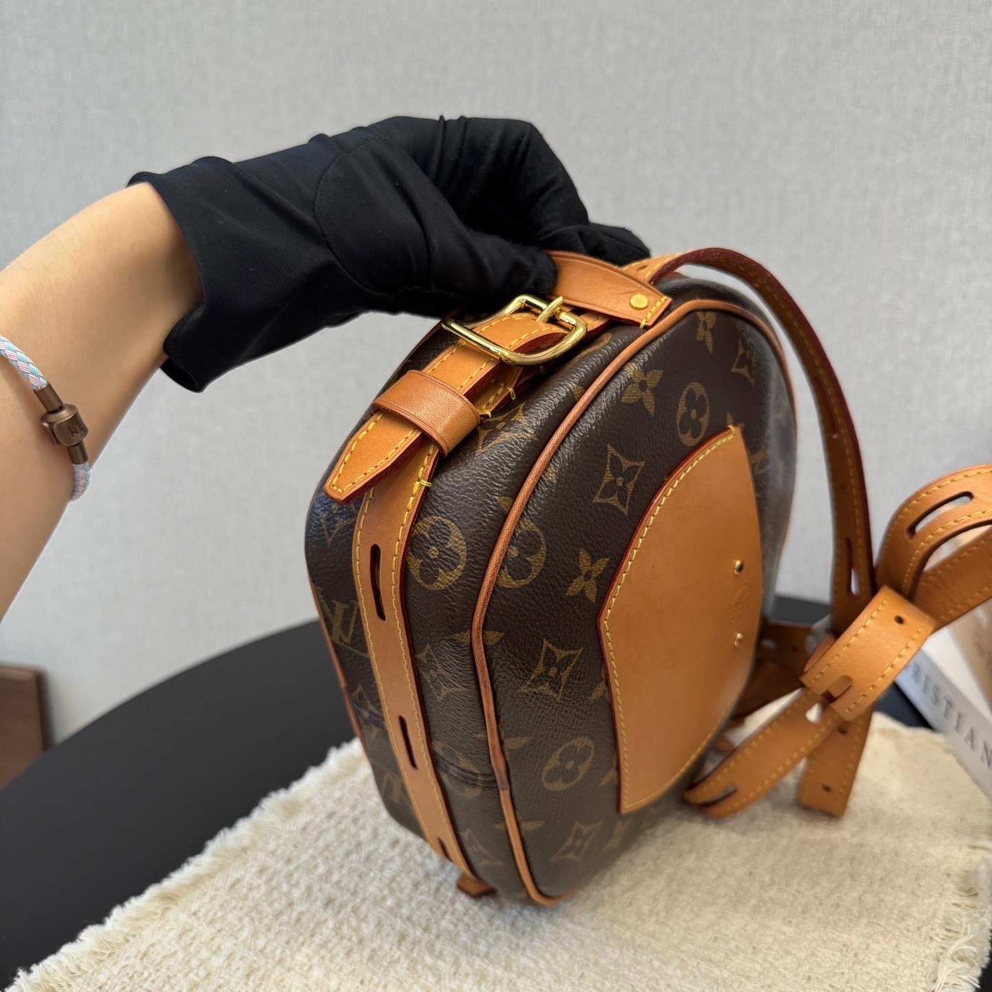 Louis Vuitton Pre-Owned Authentic Round Crossbody Bag 20*8*22.5cm