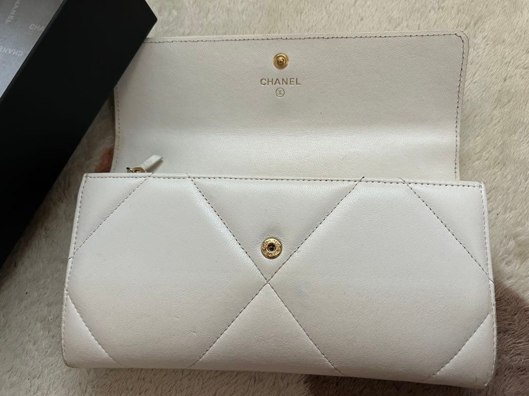 Price Negotiable Chanel Long Wallet White Lambskin White Matelass Coco Mark Warr