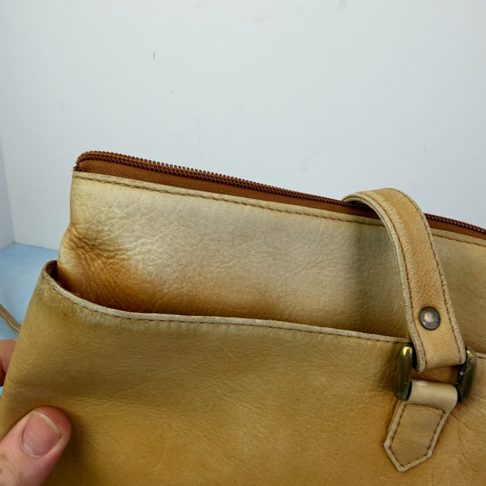 Le Donne Leather L-Zip Crossbody Shoulder Bag Distressed Faded Columbia 9 x 8