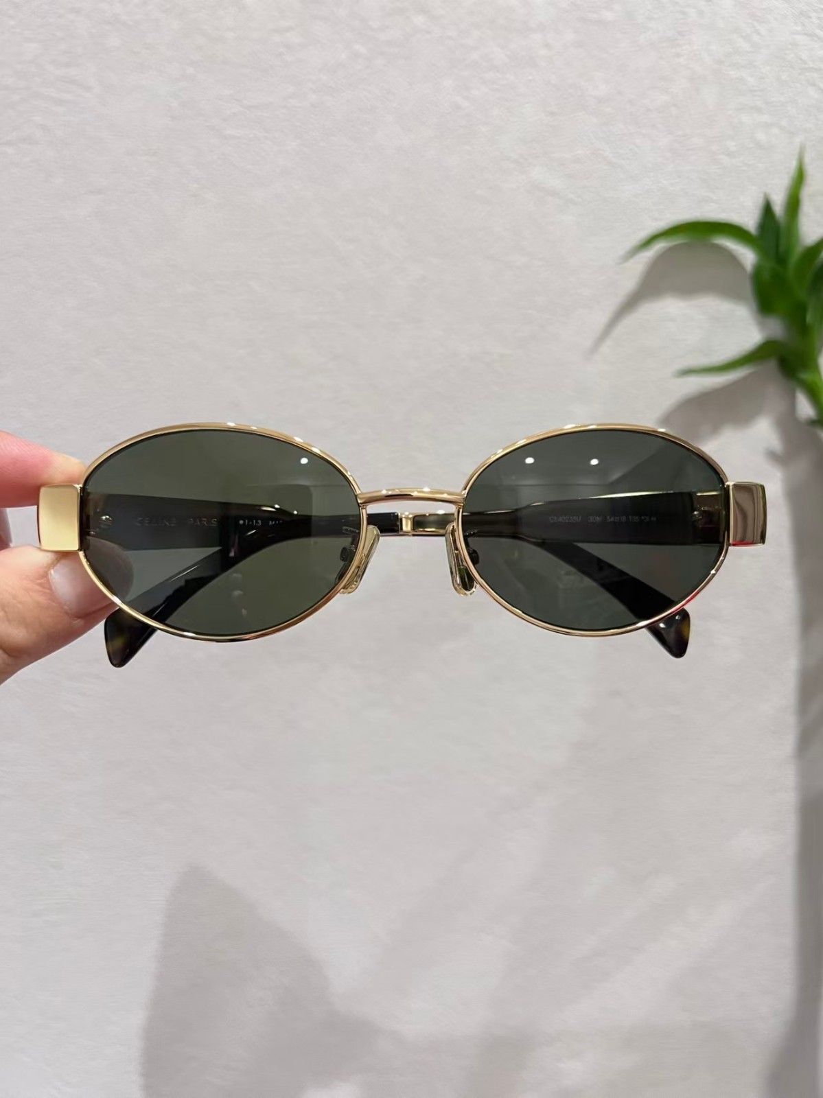 CELINE CL40235U Triomphe Oval Sunglasses Gold Frame Green Lens Excellent Pre-Own
