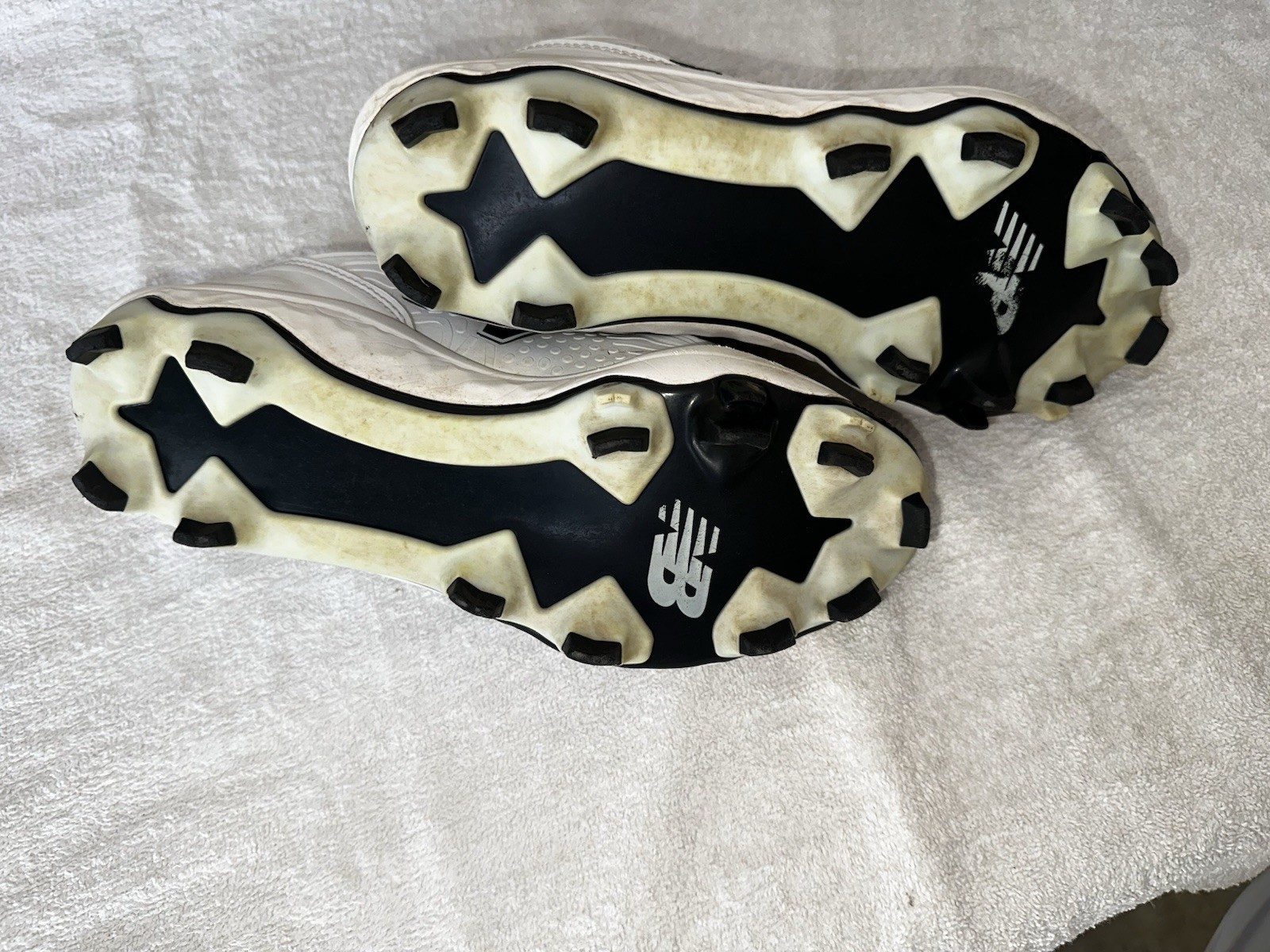 Men’s New Balance Youth Baseball Clears Size 7.5