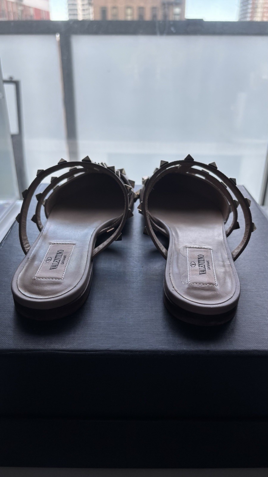 Excellent Condition Valentino Garavani Rockstud Mule In Size 35 Nude Beige