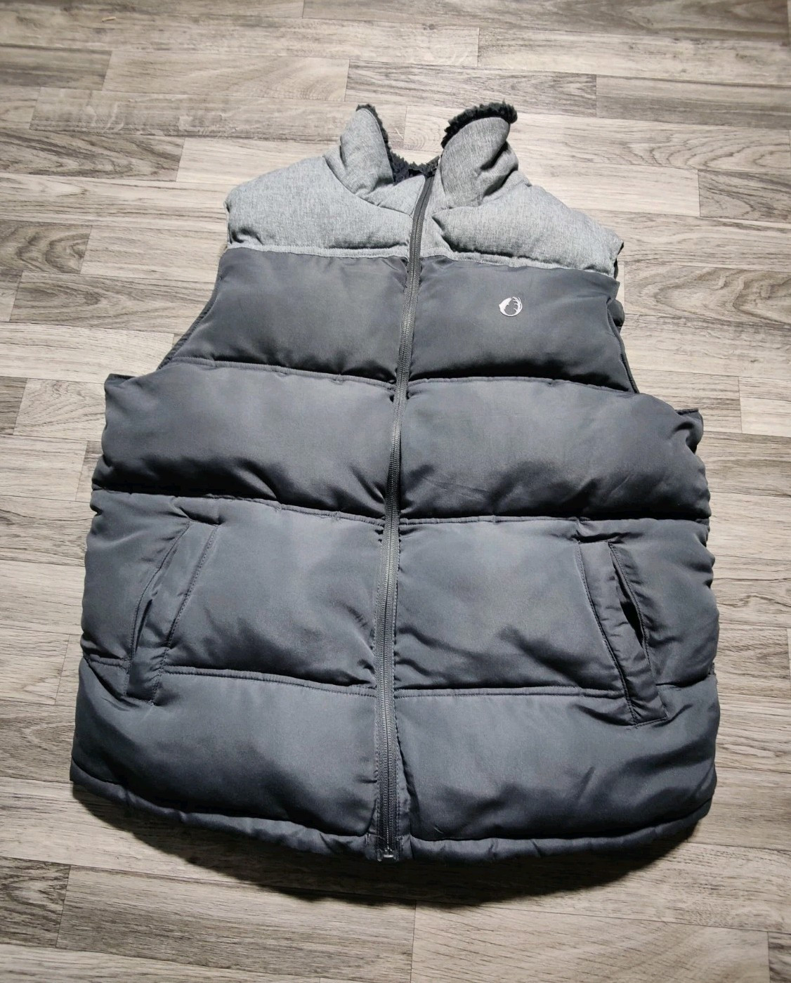 The American Outdoorsman Men’s Puffer Vest Size M Gray Black Full Zip Insulated