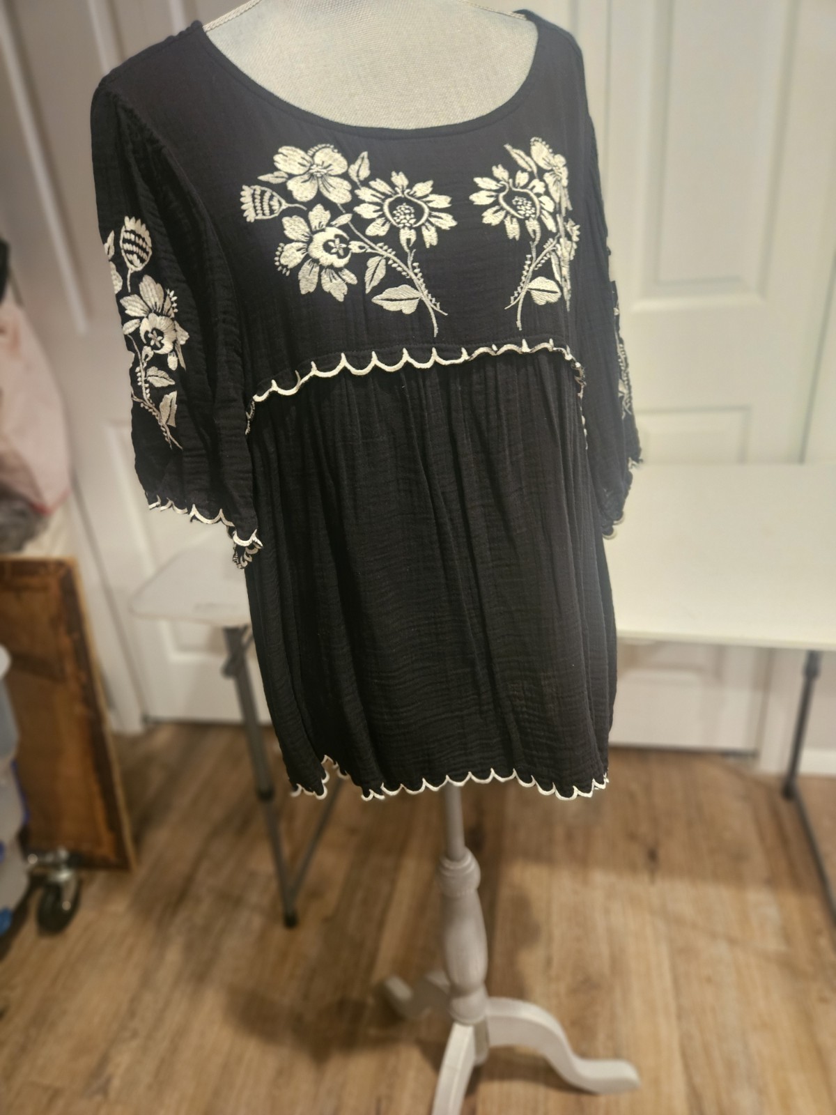 Old Navy Women’s Black & White Embroidered Flower Tunic Top XL Square Neck Boho
