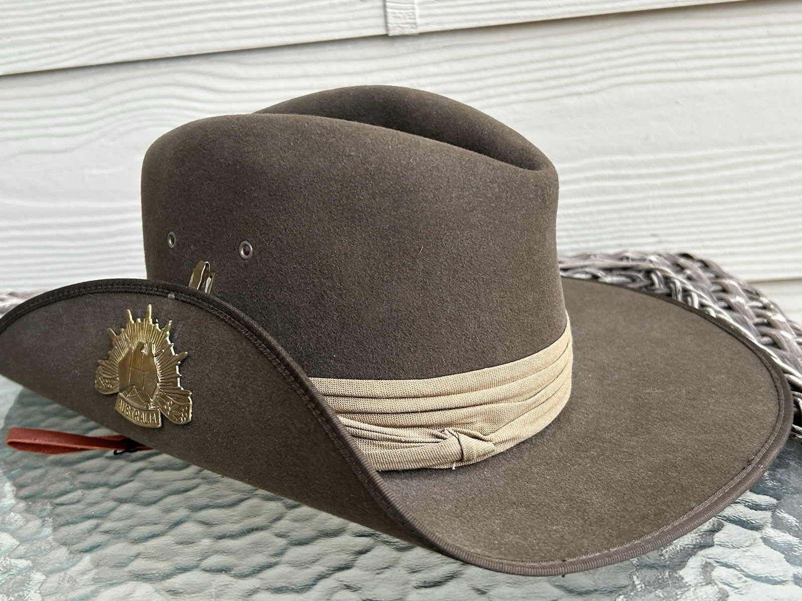 Excellent AKUBRA Pure Fur Felt SLOUCH HAT w/Australia Metal Badge Military sz 55