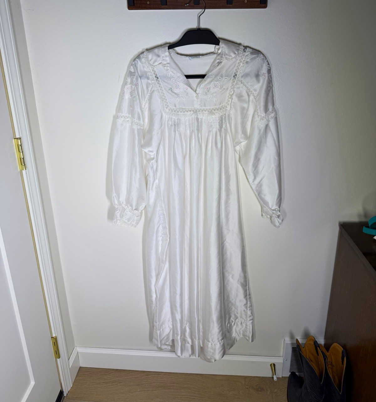 Sara Beth Women’s White Floral Satin Collared Button Lace Nightgown 3/4 S