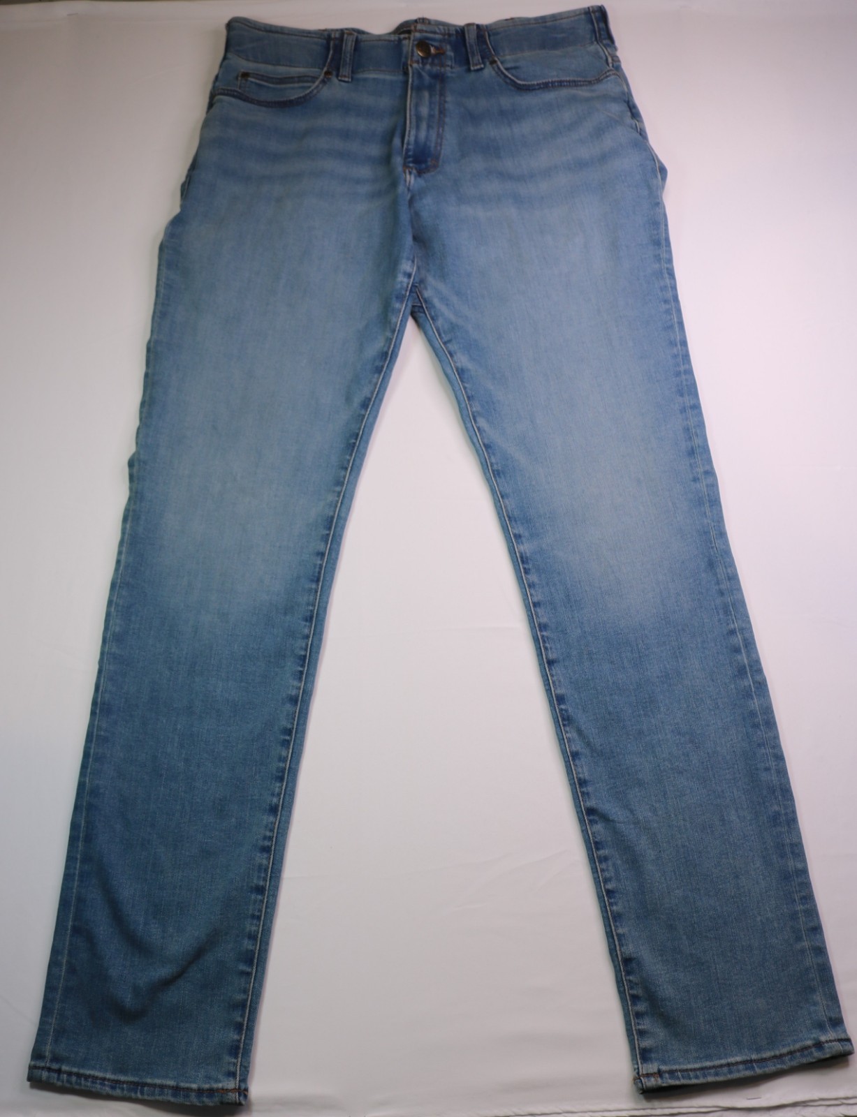 Lee Extreme Motion Straight Taper Men’s Jeans – Size 34Wx35L – Color Blue