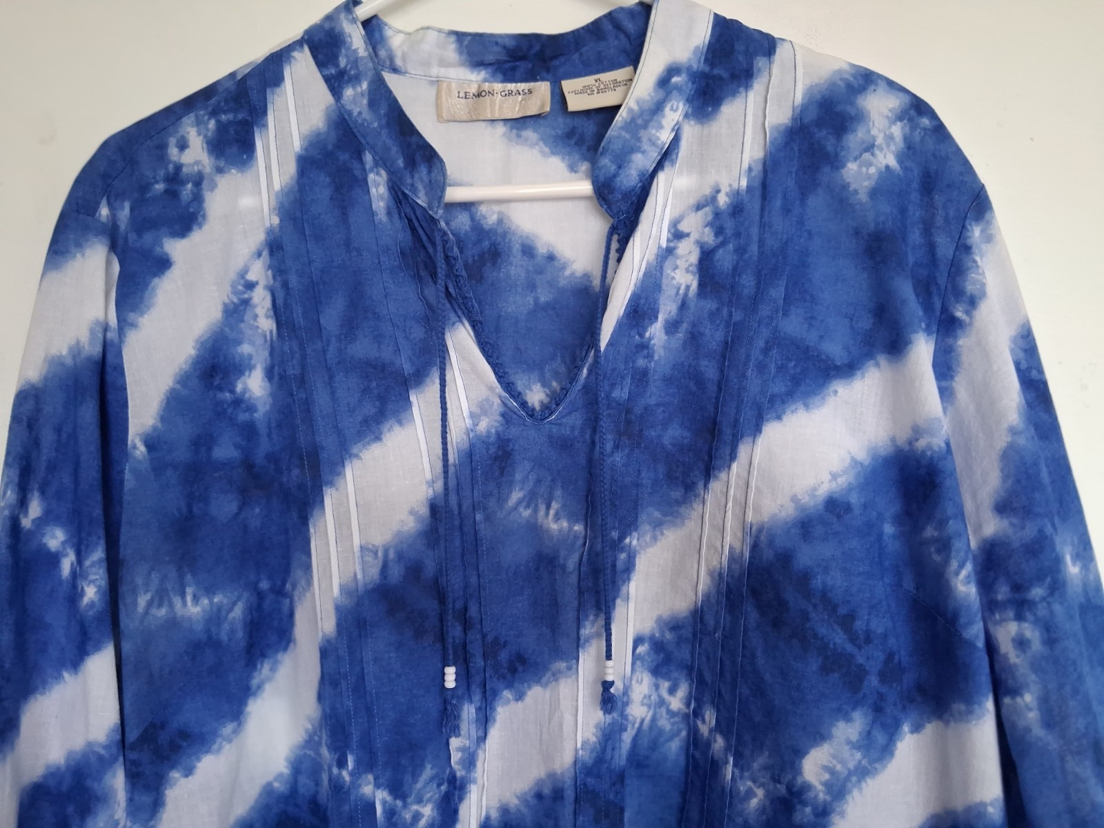 Sz XL blue white light weight blouse, pin pleats, cotton by Lemongrass. EUC