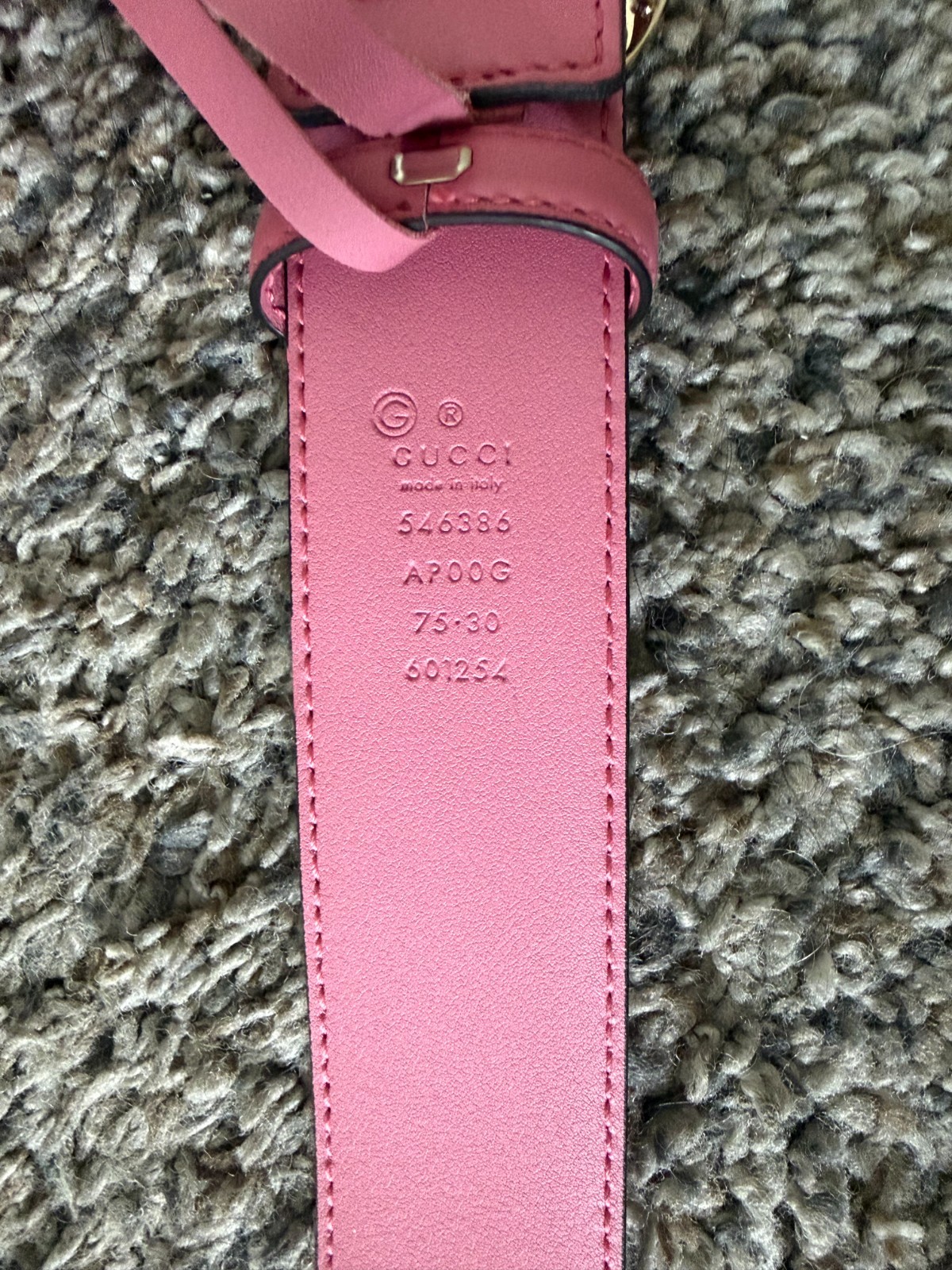 Pink Gucci Belt Size 75-30. Only worn a few times, no creasing on leather.