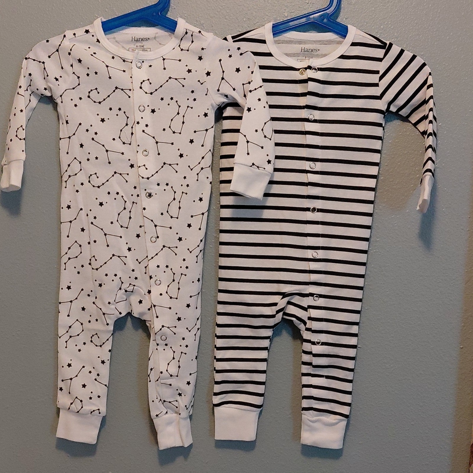 2 Hanes Baby 6-12M Snug Fit Cotton Knit Sleepers 2-Pack Stripe Stars Snap