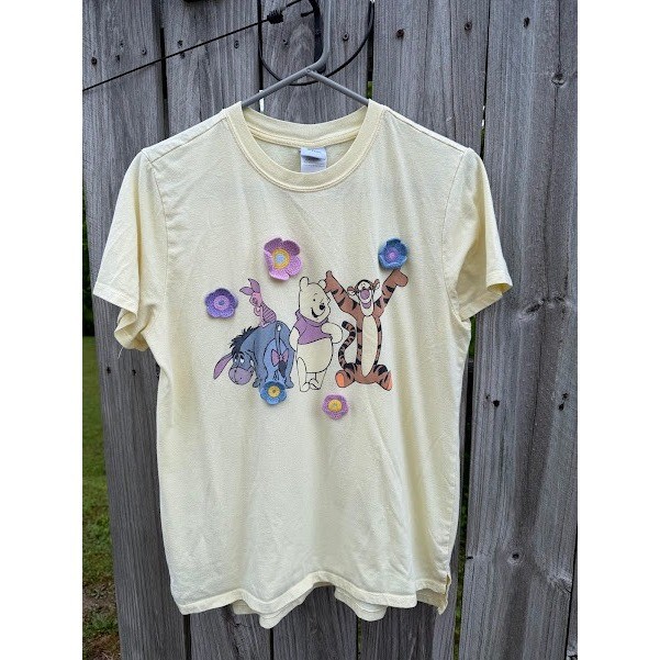 Disneycore Winnie the Pooh Graphic T-Shirt Women Medium Yellow Crochet Flower