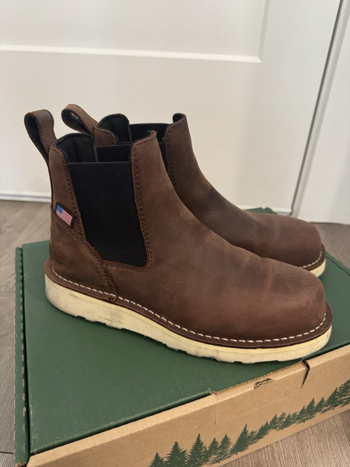 Danner Bull Run Chelsea 6″ Soft Toe Boot Men, Brown, Size 8 D