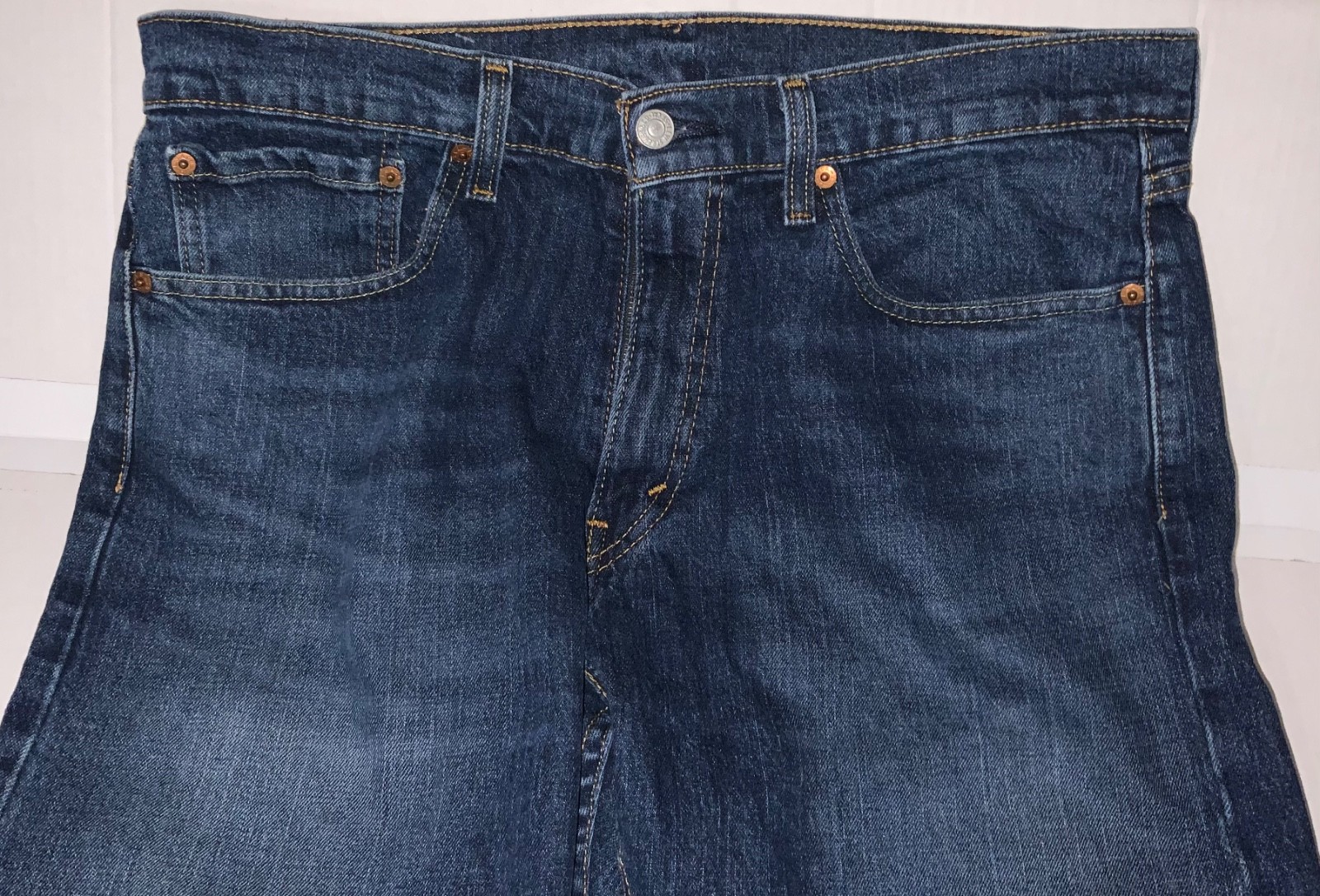 LEVI STRAUSS 505 34×30 STR /Reg. Fit thru thigh Sits below waist Lt fade Wash
