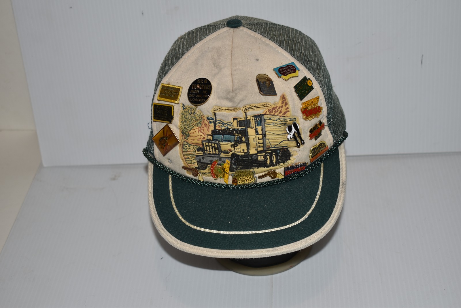 TRUCKERS HAT WITH VINTAGE COLLECTIBLE PINS ONE SIZE (RPF20A)