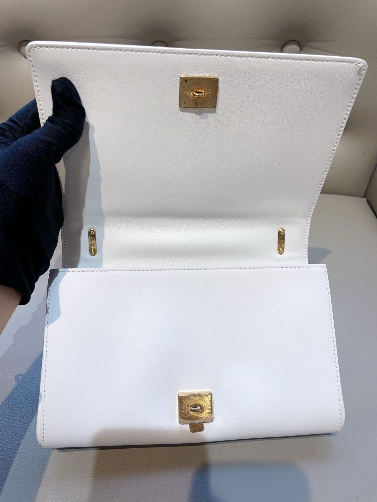 Dolce & Gabbana Small White Sacred Heart Shoulder Bag (21×14×15.5) cm