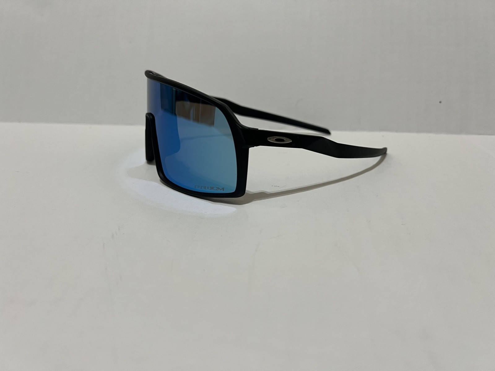 NEW OAKLEY OO9406 Sutro Rectangular Sunglasses Black frame – Blue Prizm lens