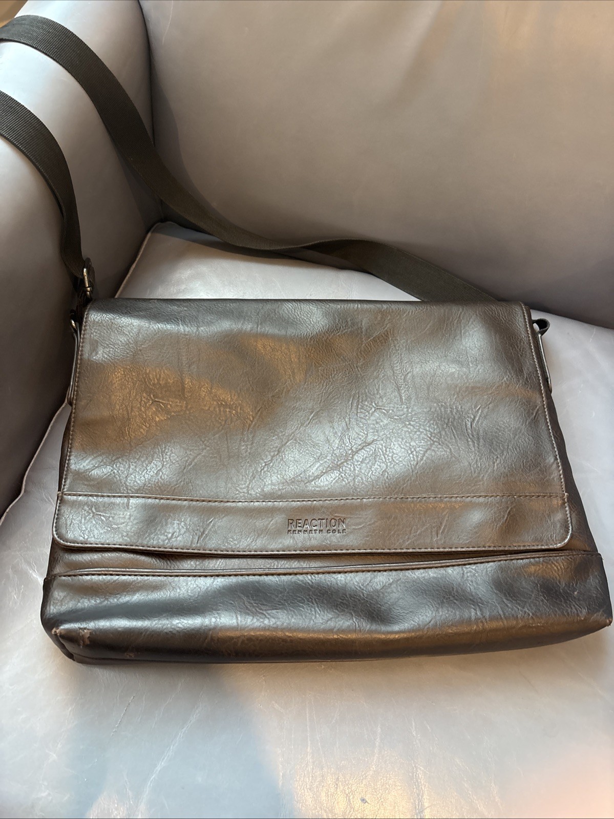 Kenneth Cole Reaction Colombian Leather Crossbody 15.6″ Messenger Bag