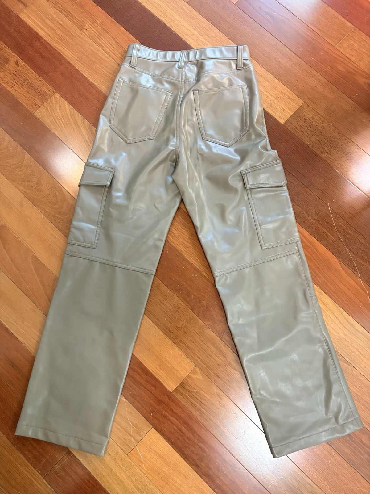 Abercrombie & Fitch 90s Relaxed Pants cargo curve love 100% vegan leather, 26/2s