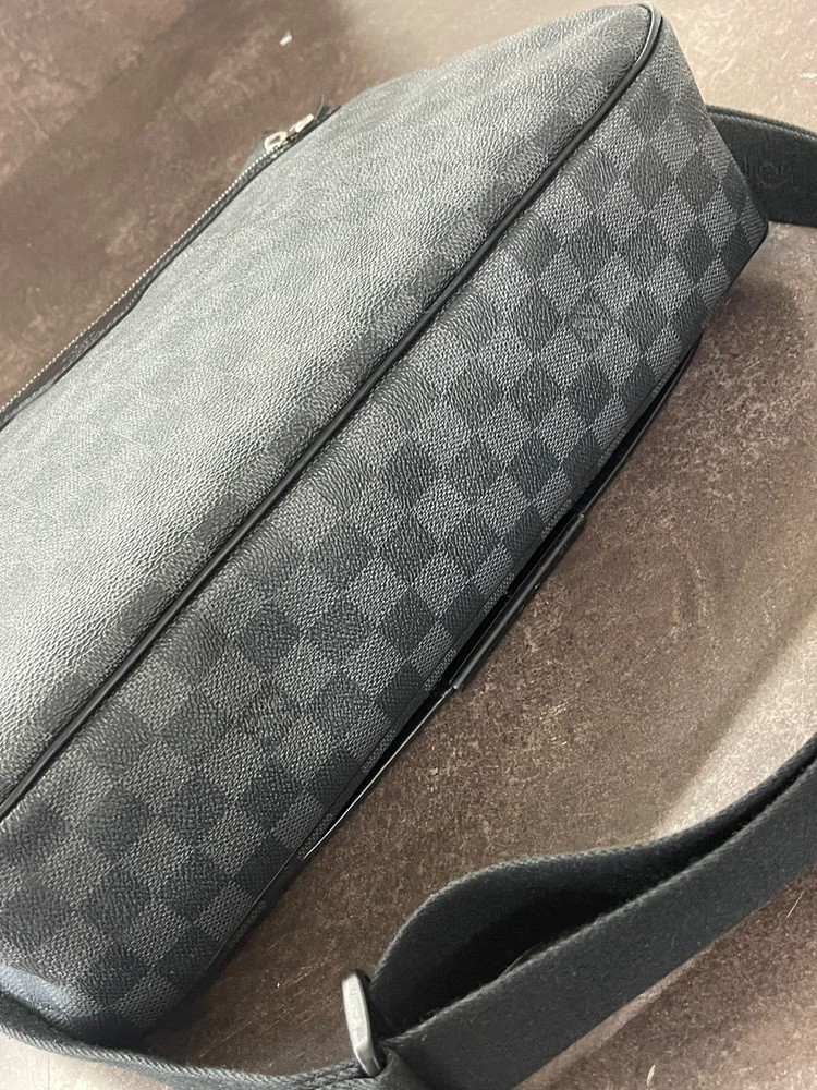 Louis Vuitton District Messenger Gm Please Read* Signs Of Heavy Wear 5.5/10
