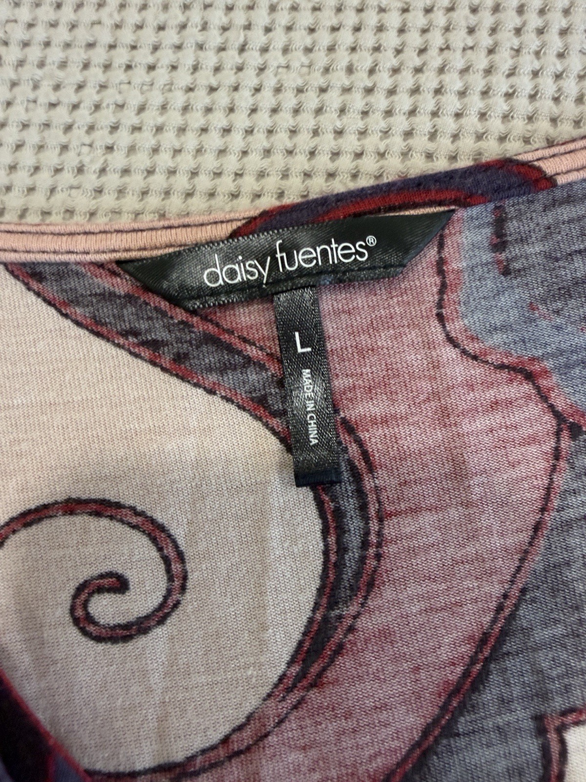 Daisy Fuentes Burgundy, Pink Red Printed Top Pattern, Long Sleeve Size Large ￼
