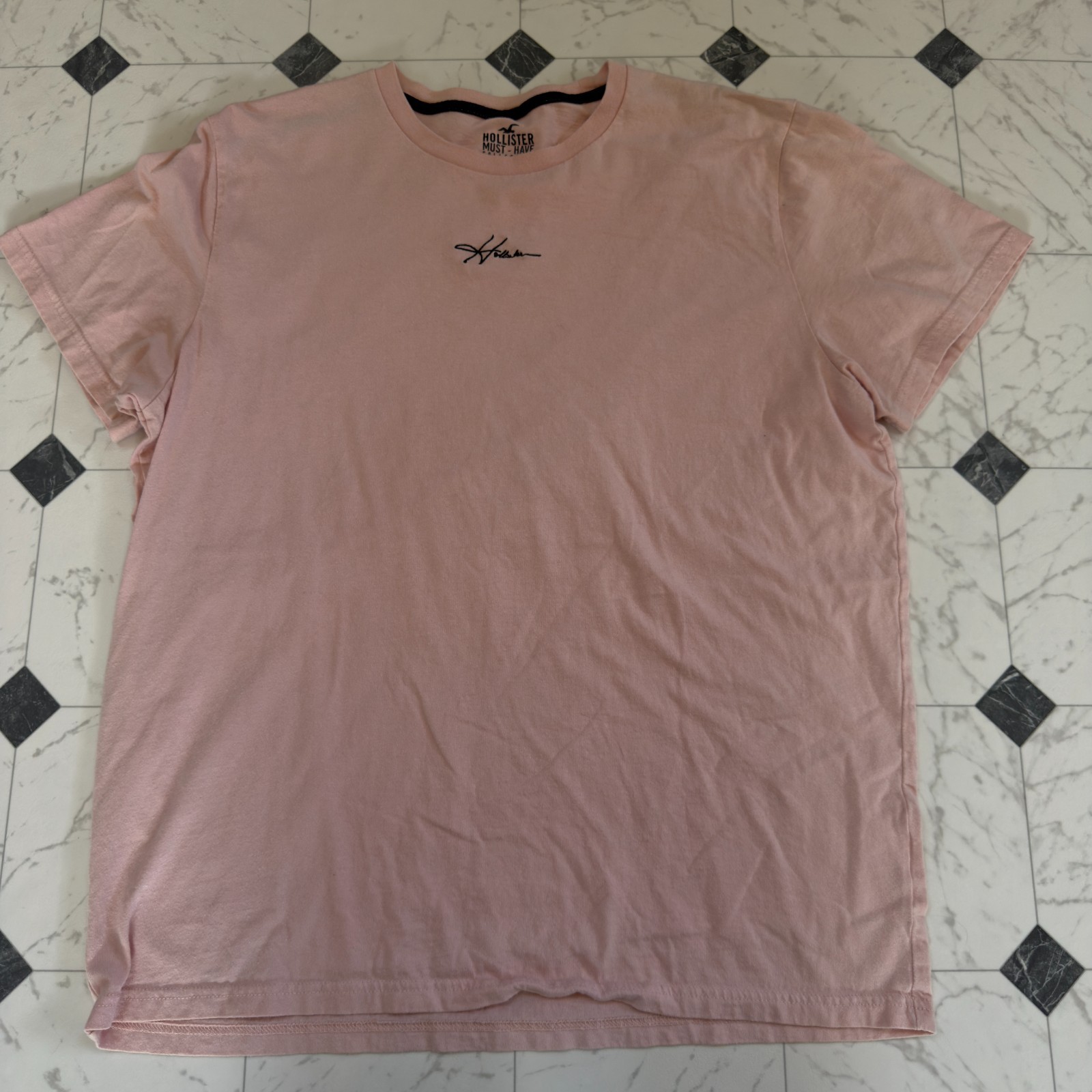 Hollister Must-Have Collection Men’s Pink Embroidered Script Logo T-Shirt XL Cot