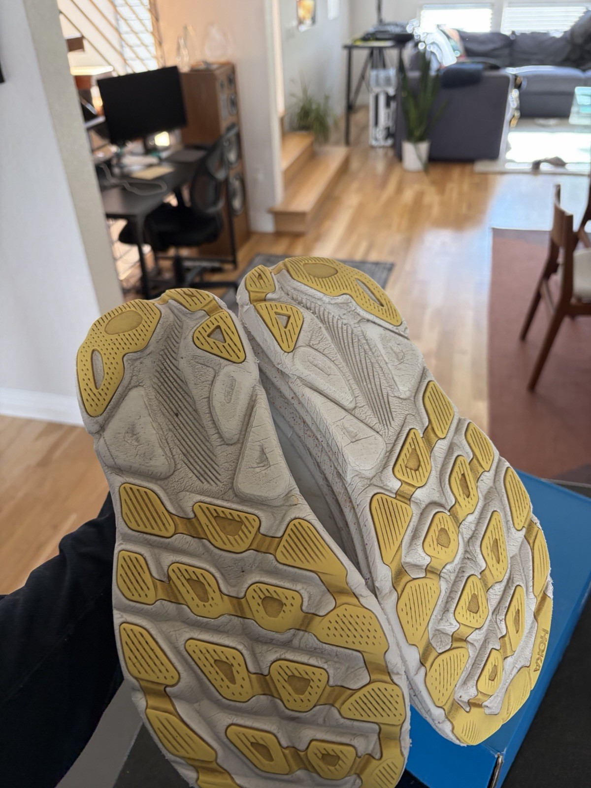 Hoka Clifton 9 Lemonade – size 9.5