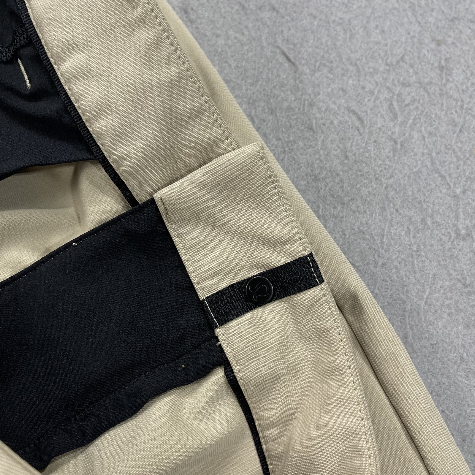 Lululemon Shorts Mens 34 Beige Chino Commission Classic 10 In Warpstreme Golf