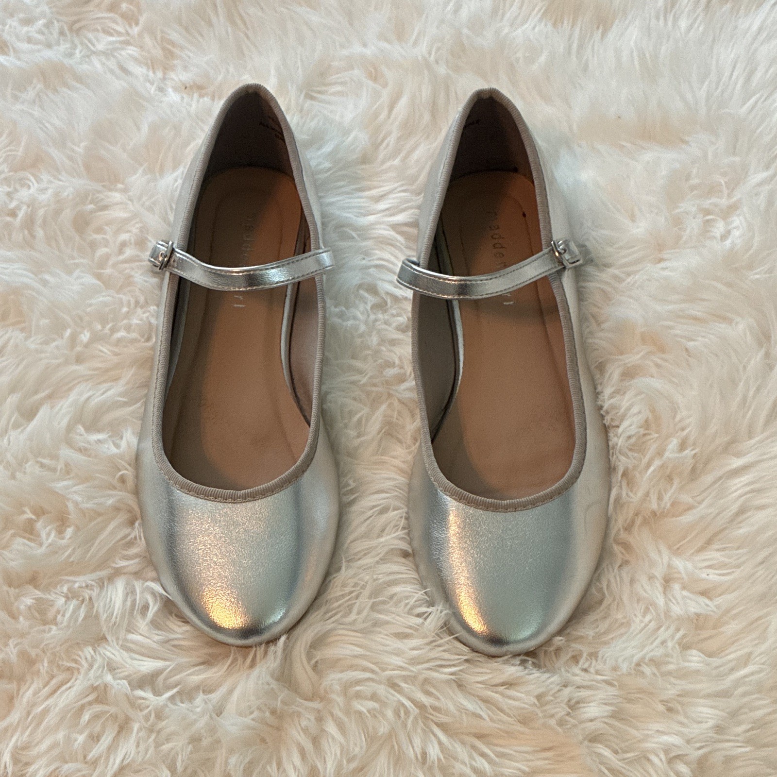 Madden Girl Women’s Silver Mary Jane Flats Buckle Strap Round Toe Size 7.5 M