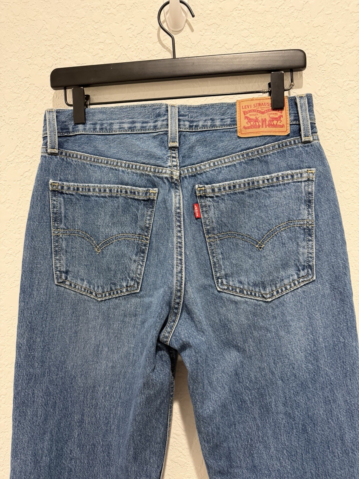 Levi’s Low Pro Straight Women’s Medium Wash Distressed Jeans Size 27