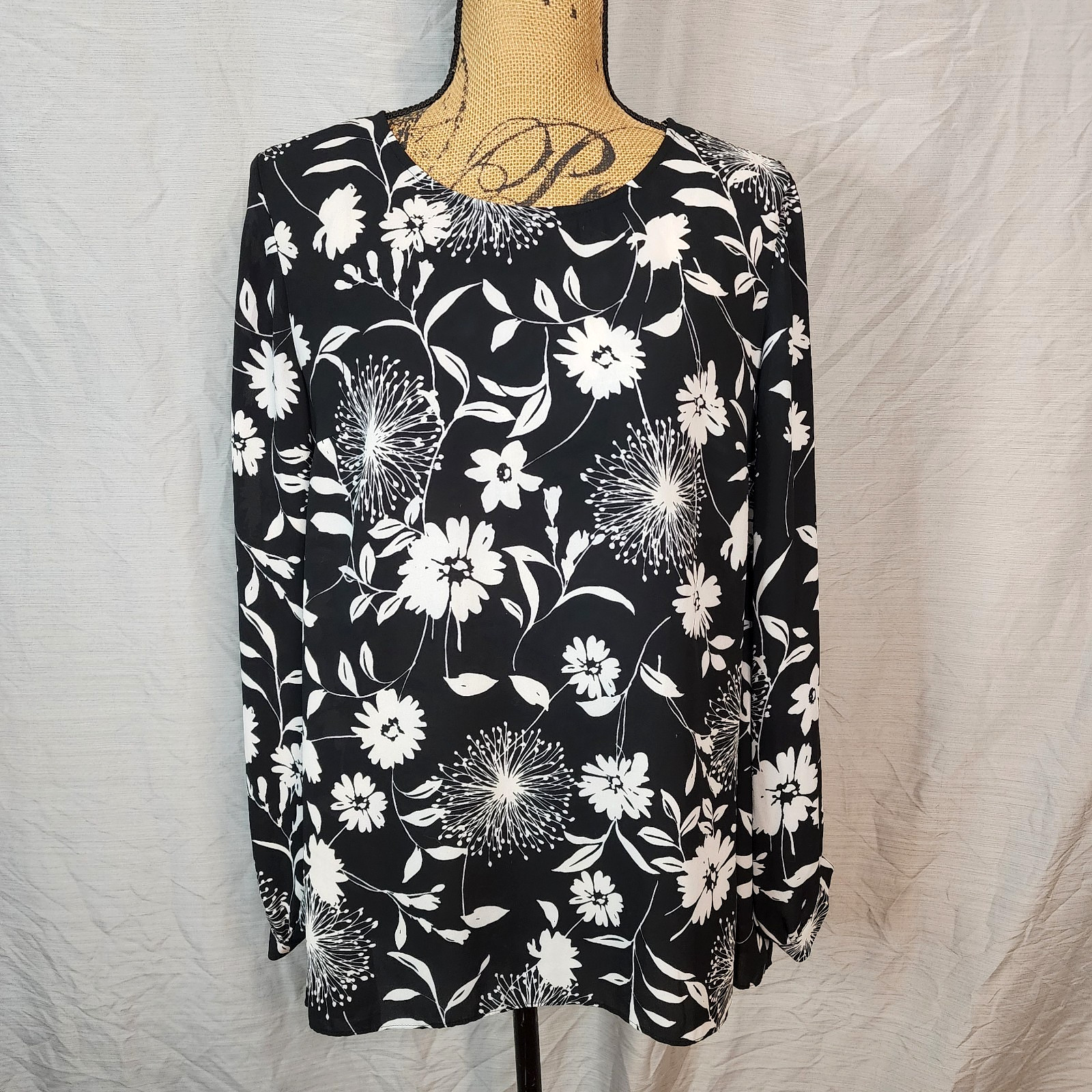 VINCE CAMUTO Size Medium Black White Cold Shoulder Split Sleeve Blouse Office