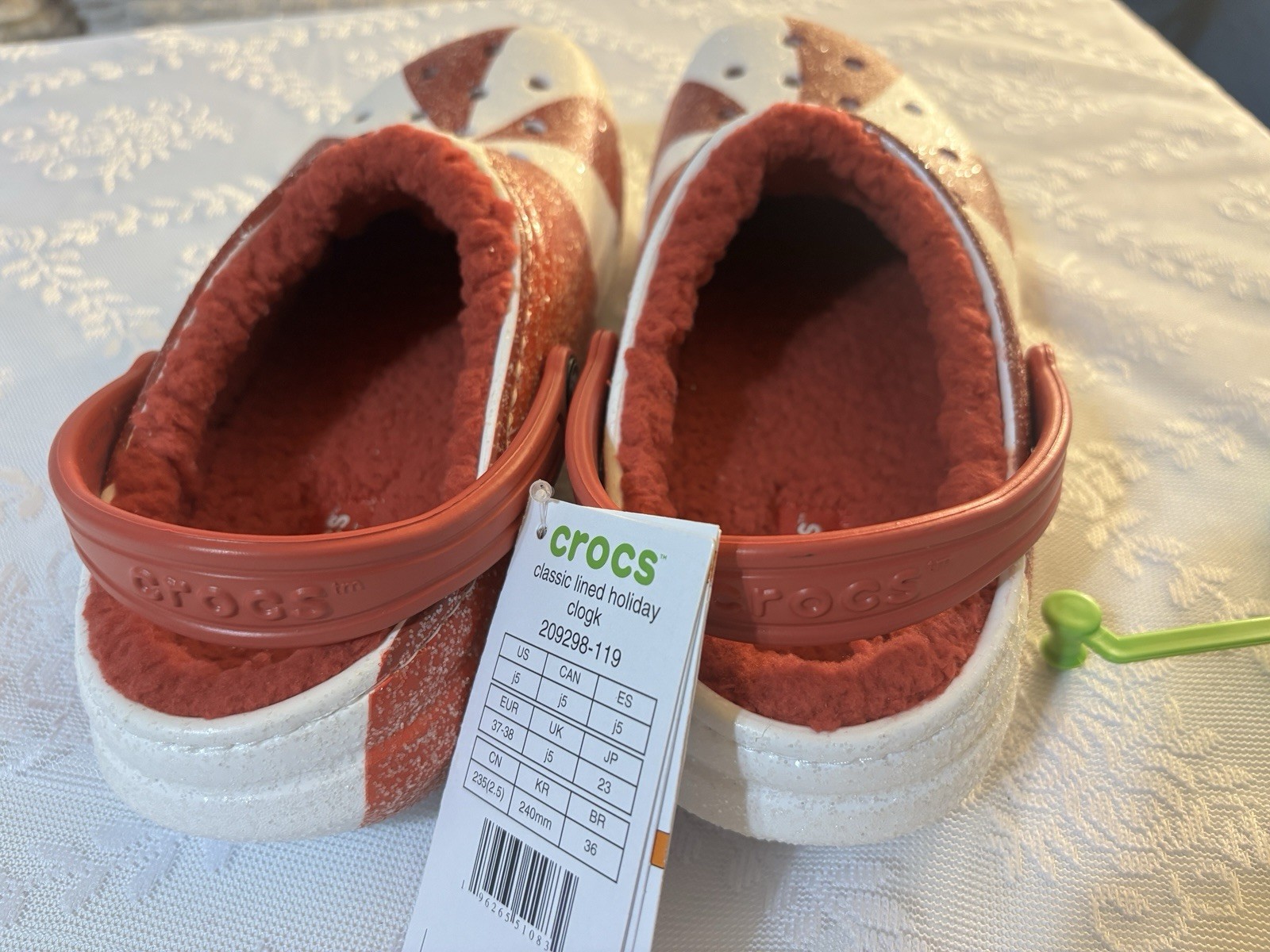Crocs Classic Lined Holiday Clog White Red Kids J5 New with Tags 209298-119 NWT