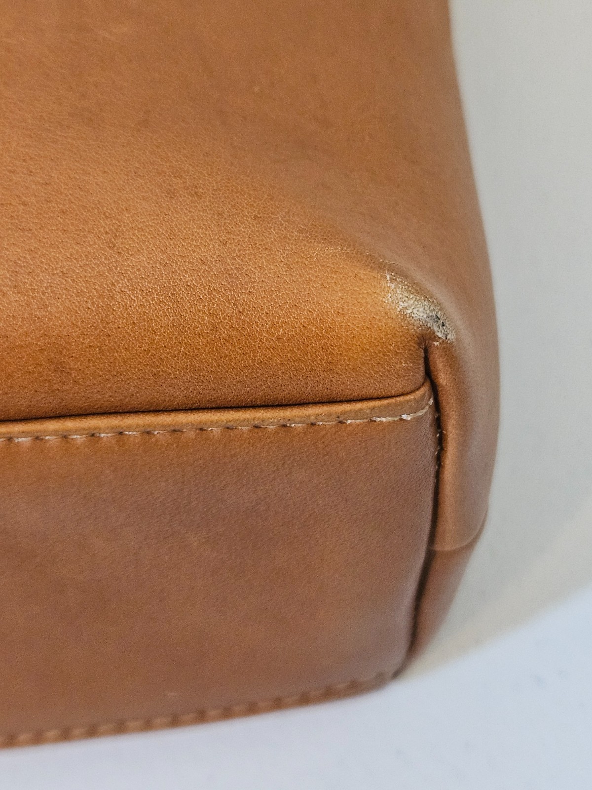 Le Donne Birch Bay Crossbody Bag Color Tan TR-808-TAN Colombian Vaquetta Leather