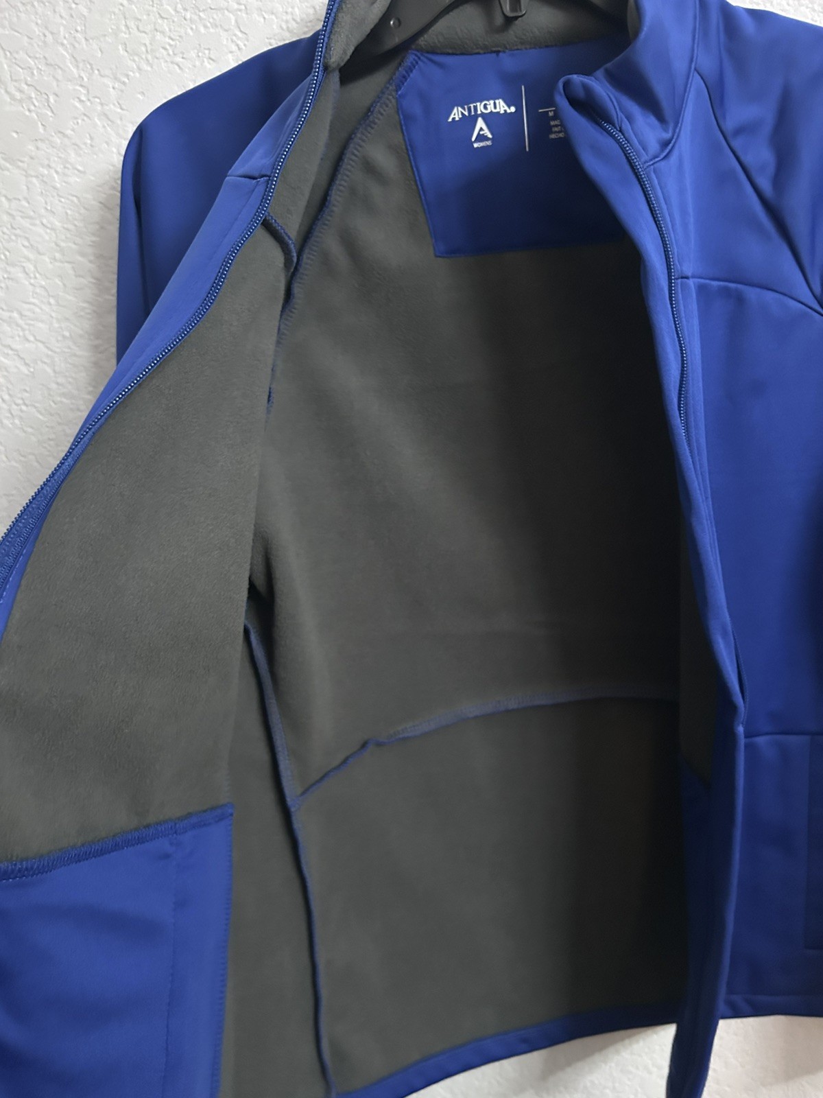 Antigua Women’s Size M Light Weight Cold Weather Water Resistant Coat Blue