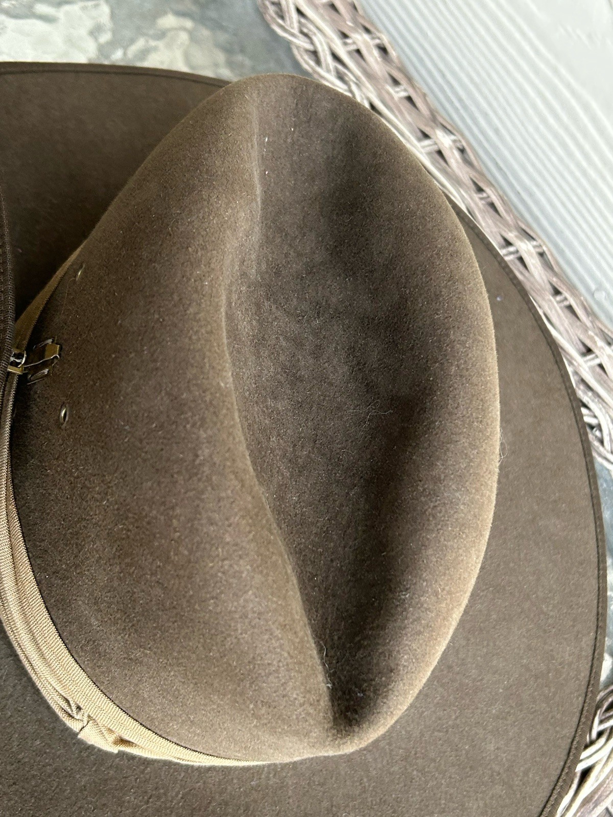 Excellent AKUBRA Pure Fur Felt SLOUCH HAT w/Australia Metal Badge Military sz 55