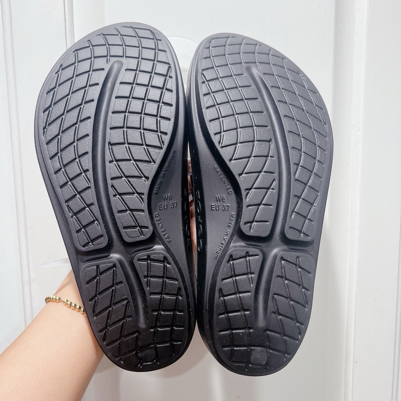 OOFOS OOlala Flip Flop Waterproof Thong Black Womens Size US 6/ EU 37