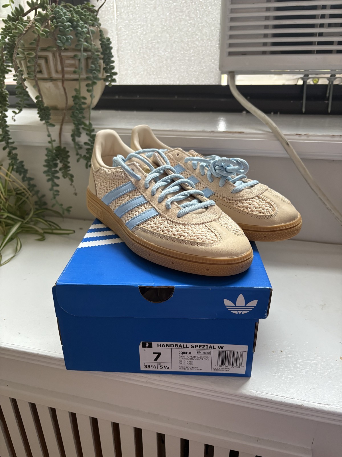 Womens S7, Adidas Handball Spezial- Beige w/ Light Blue Stripes, Gum Sole