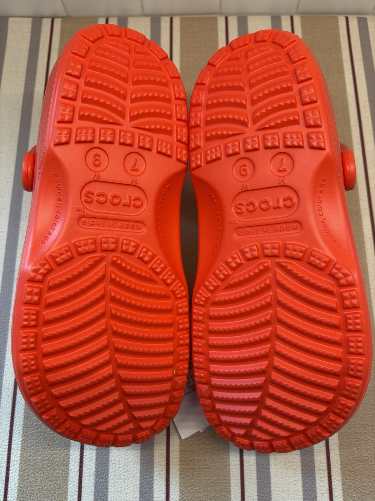 Crocs Classic Women’s Clogs Sandals Size W9 M7 Red Slip-On New In Box Fast Ship