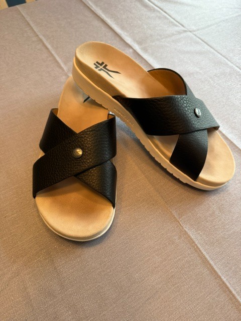 Kuru Breeze Women’s Size 10 Black Ivory Walking Outdoor Straps Slide Sandals