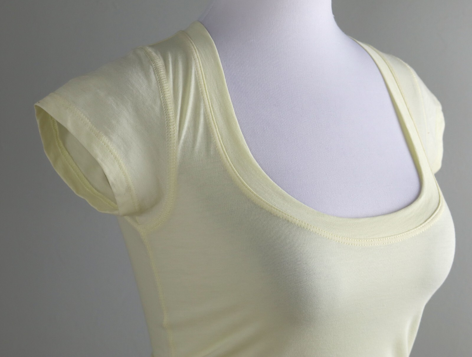 THEORY NWT $75 Stay Juin Classic Solid Yellow Tee Top in Lighthouse Size Petite