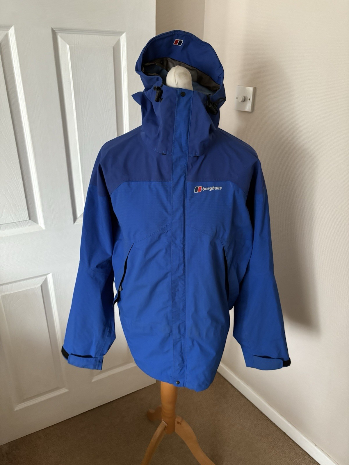 Men’s Blue Berghaus Goretex XCR Jacket Size Large