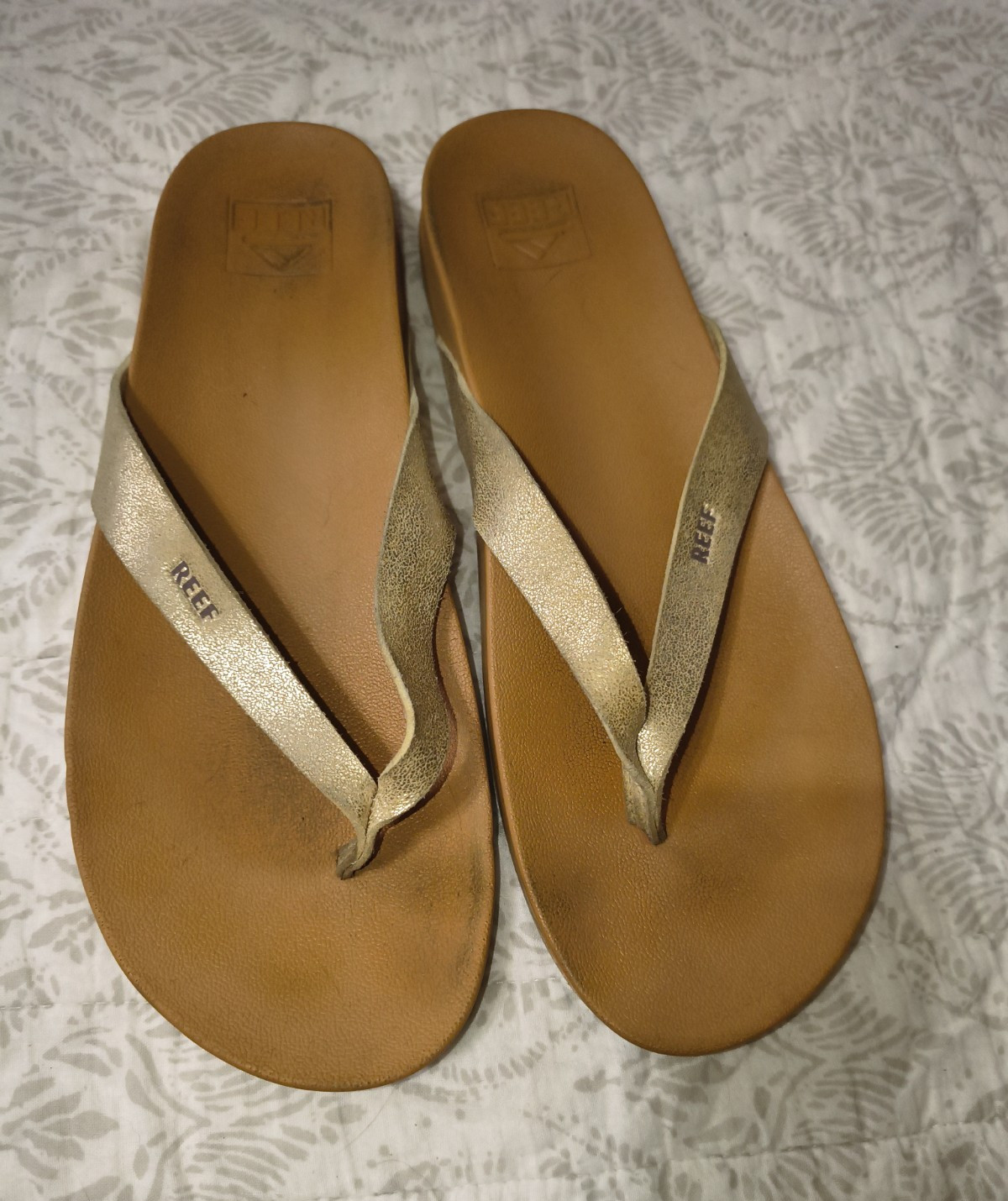 Reef Women’s Tan/Gold Logo Thong Slip-On Flat Sandals Synthetic Upper 10 41