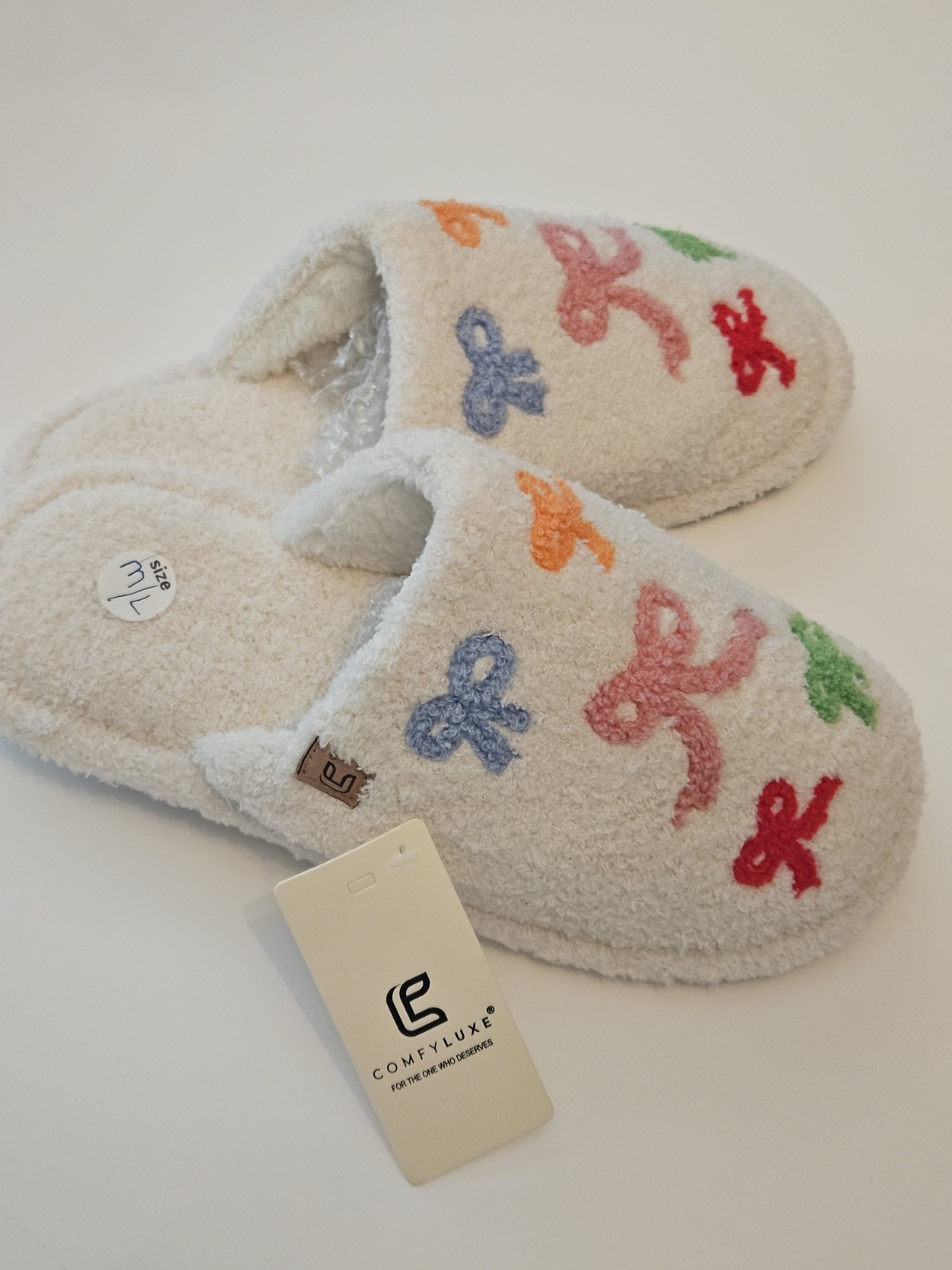 NWT COMFYLUXE Slippers Size M/L 8-9 White with Multi Colored Bows Soft Plush