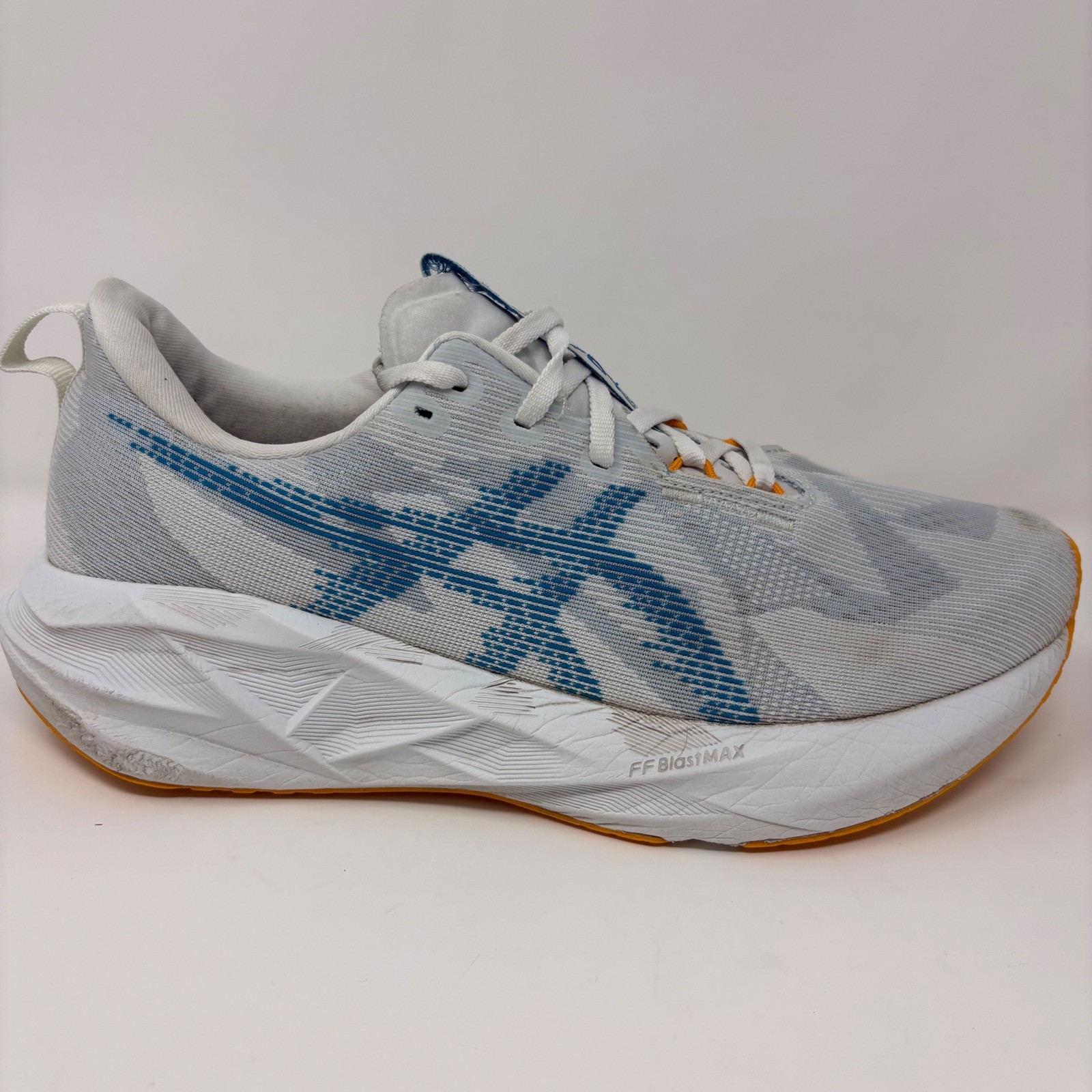 ASICS Novablast 5 Mens Size 9.5 White Blue Running Shoes (1011B974)