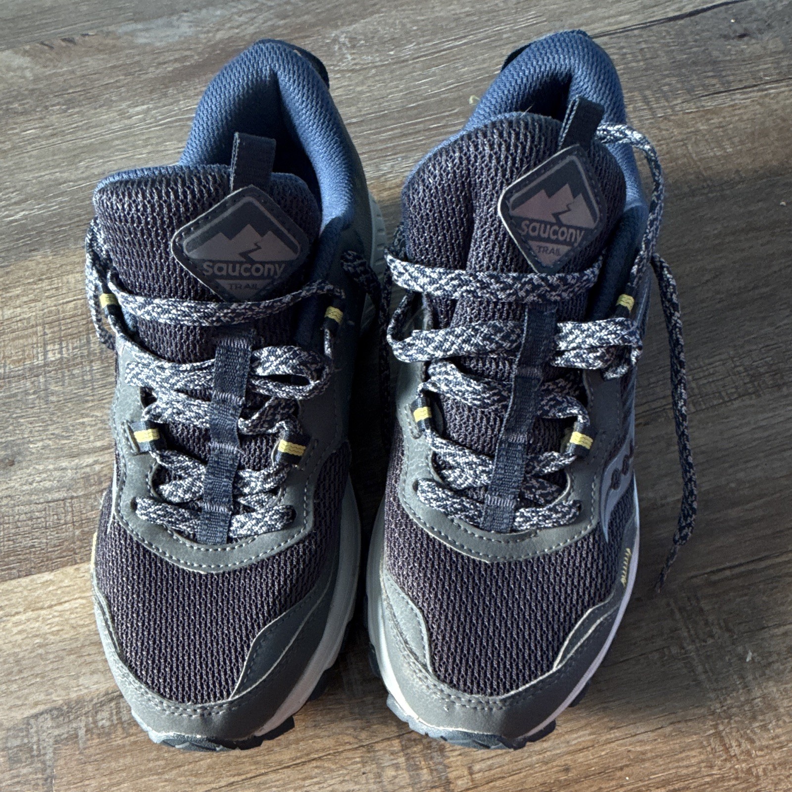 Saucony women’s Gray/Black/Blue Lace-Up Low Top Mesh Athletic Sneaker