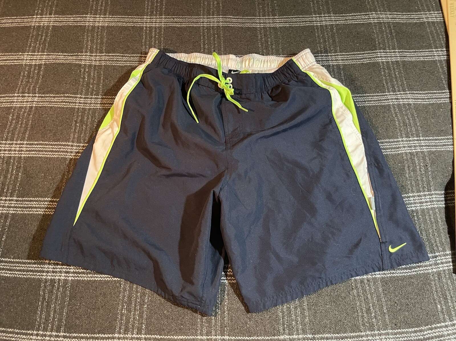 NIKE MEN’S CORE CONTEND VOLLEY SWIM TRUNKS SMALL