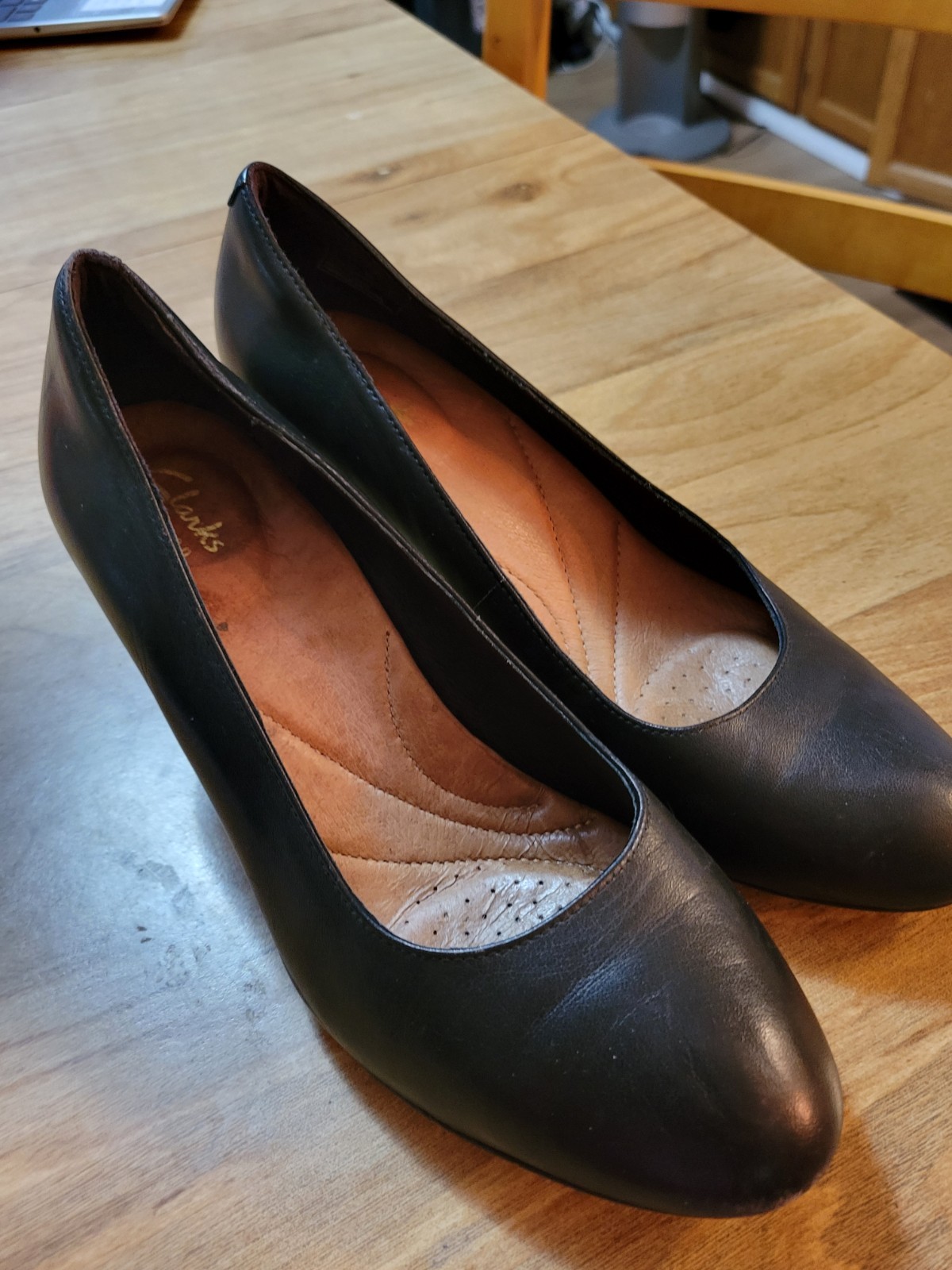 Black Leather 2.25″ Heeled Pump By CLARKS Artisan sz 7.5. Very Clean Condtn